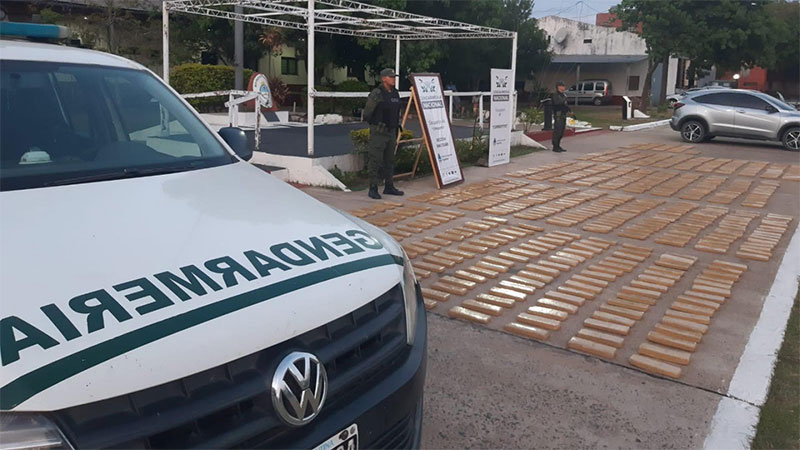 Estatales y docentes se movilizaron a la Casa de Gobierno: fuertes críticas a la decisión de descontar el día de paro