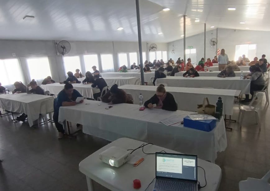 Más de 50 personas rindieron el examen para obtener el carnet de manipulación de alimentos en Maciá